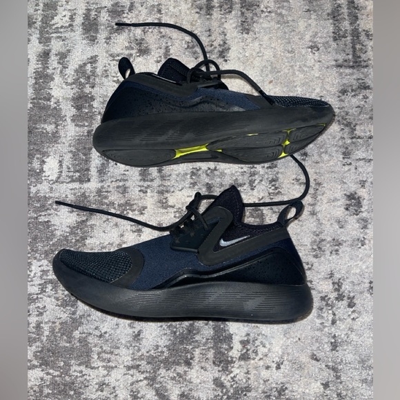 Nike - Picture 3 of 6